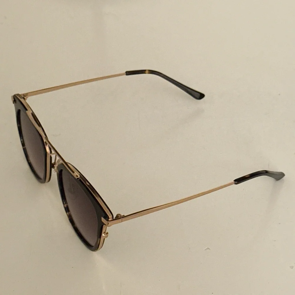 NWT TIJN eyewear sunglasses gold hardware tortoise shell sunnies w/ travel case